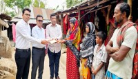 মান্দায় বজ্রপাতে নিহত পরিবারকে আর্থিক সহায়তা দিল উপজেলা প্রশাসন 